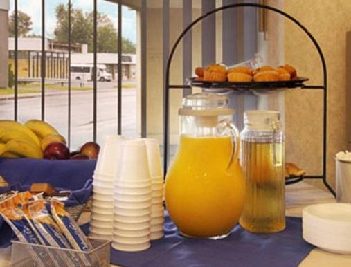 فندق Super 8 By Wyndham كينفستون المظهر الخارجي الصورة